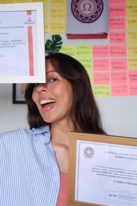 Aluna da Aldeia Literária segurando um certificado