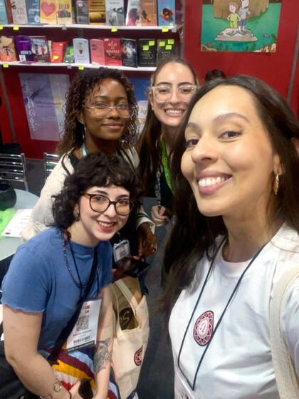 Alunos da Aldeia Literária em evento do mercado editorial