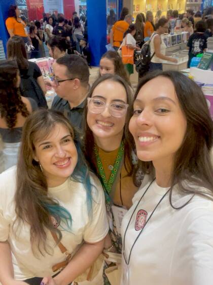 Alunos da Aldeia Literária em evento do mercado editorial