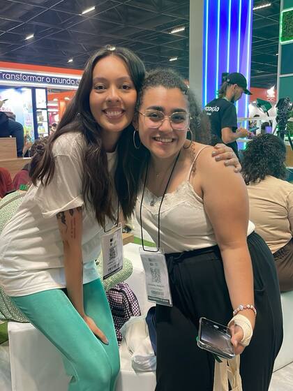 Alunos da Aldeia Literária em evento do mercado editorial
