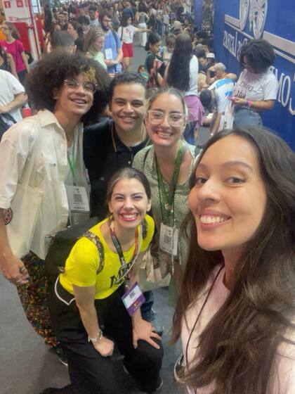 Alunos da Aldeia Literária em evento do mercado editorial