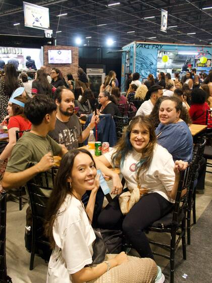 Alunos da Aldeia Literária em evento do mercado editorial
