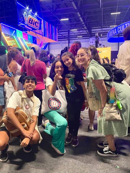 Alunos da Aldeia Literária em evento do mercado editorial