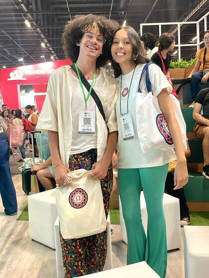 Alunos da Aldeia Literária em evento do mercado editorial