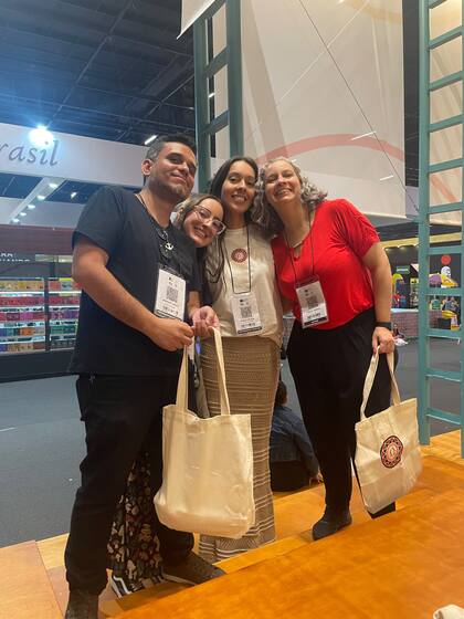 Alunos da Aldeia Literária em evento do mercado editorial