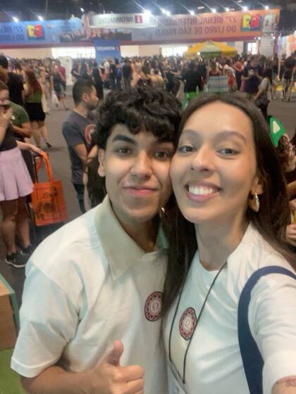 Alunos da Aldeia Literária em evento do mercado editorial