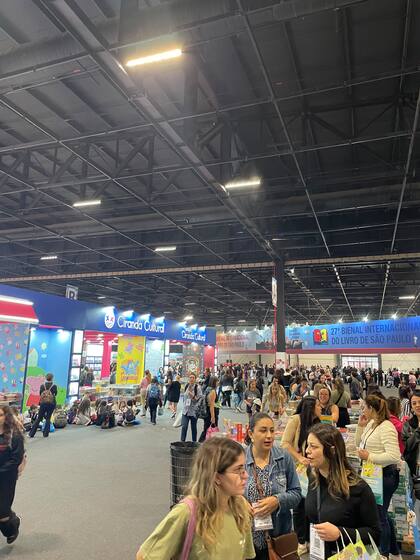 Momento da comunidade da Aldeia Literária em evento do mercado editorial